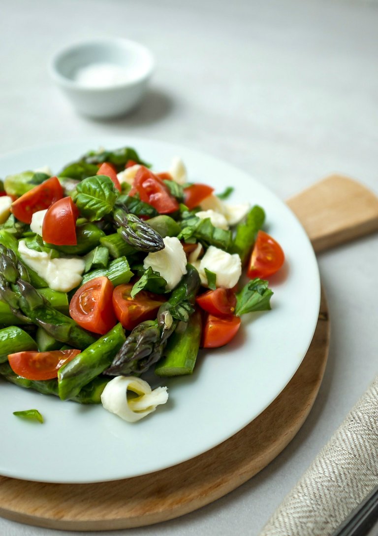 15-Minuten Spargelsalat mit Tomaten und Mozzarella - Schnelle ...