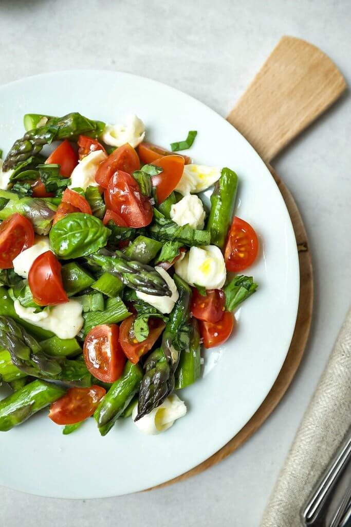 15-Minuten Spargelsalat Mit Tomaten Und Mozzarella - Schnelle ...