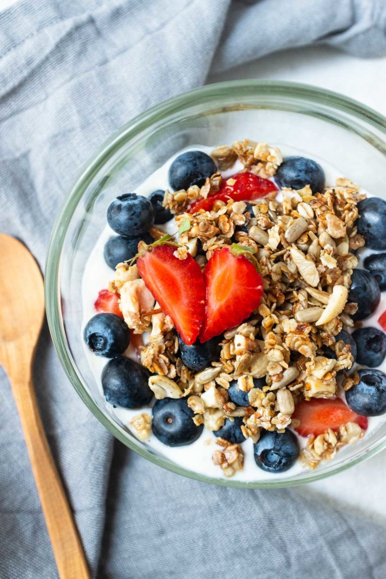 Selbstgemachtes Knuspermüsli mit Vanillejoghurt und Beeren - Schnelle ...