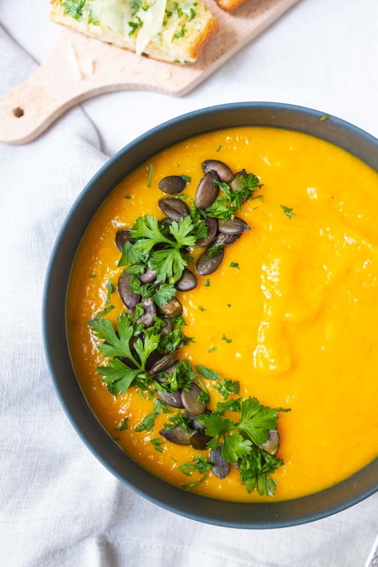 Einfache Kürbissuppe mit Knoblauch-Parmesan-Brot - Schnelle &amp; einfache ...