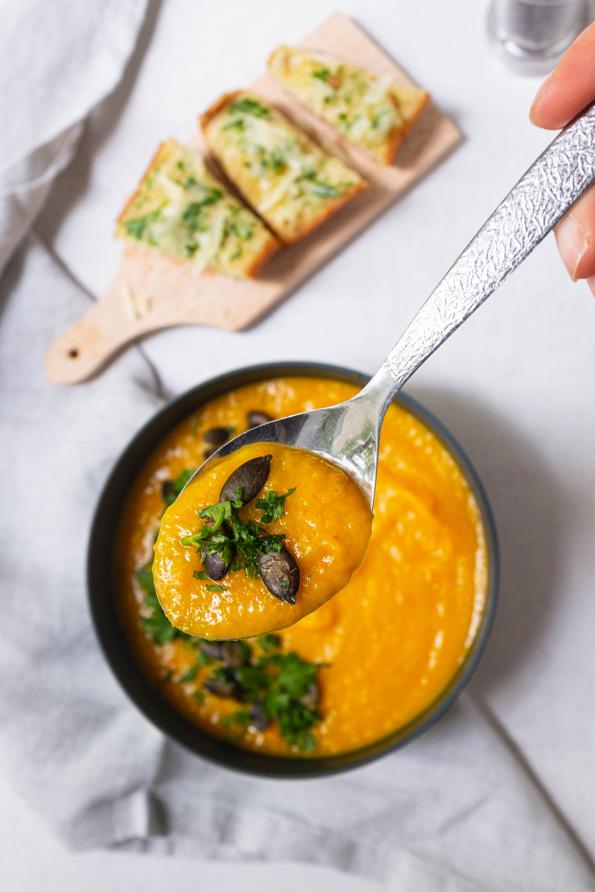 Kürbissuppe-mit-Knoblauchbrot-8 - Schnelle &amp; einfache Rezepte