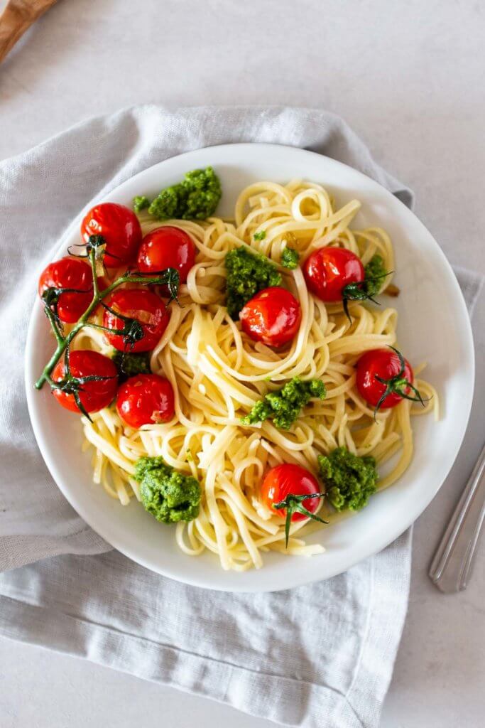 Diese Pasta mit selbstgemachtem Rucola-Pesto und warmen Zwiebel-Tomaten ist eine wahre Geschmackssensation. Abgerundet mit frisch geriebenen Parmesan wirklich köstlich.