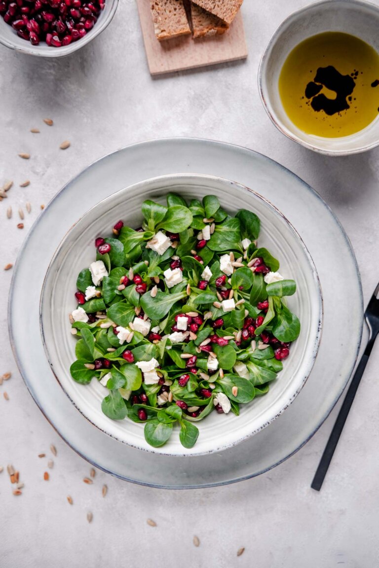 Einfacher Feldsalat mit Granatapfel und Feta - Schnelle &amp; einfache Rezepte