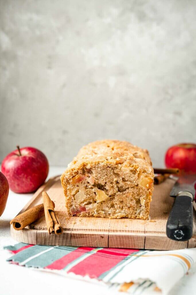 Schneller Apfel-Rührkuchen (Apple Cake) auf einem Brett mit Messer