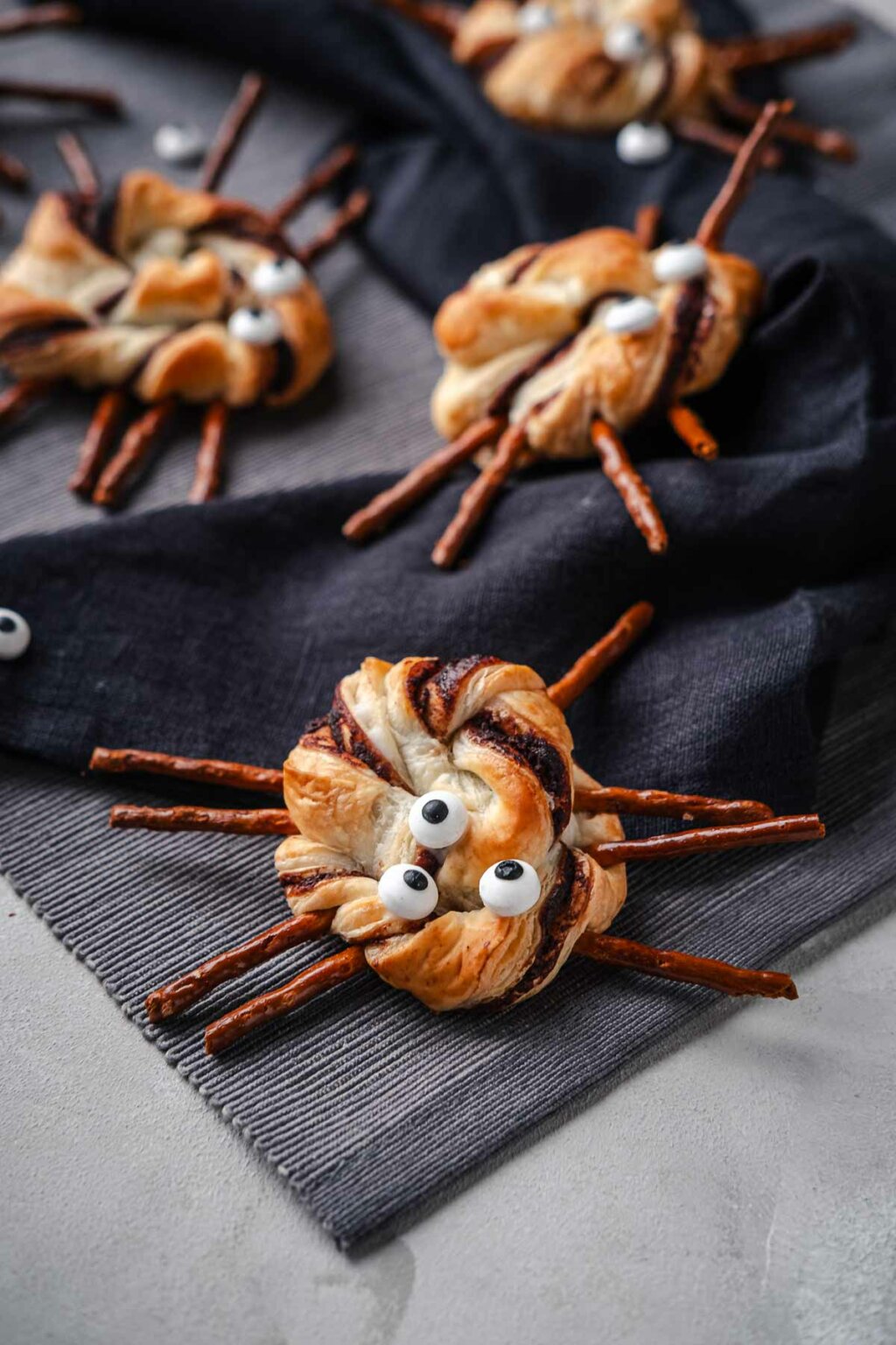 Halloween Blätterteig-Spinnen - Schnelle &amp; einfache Rezepte