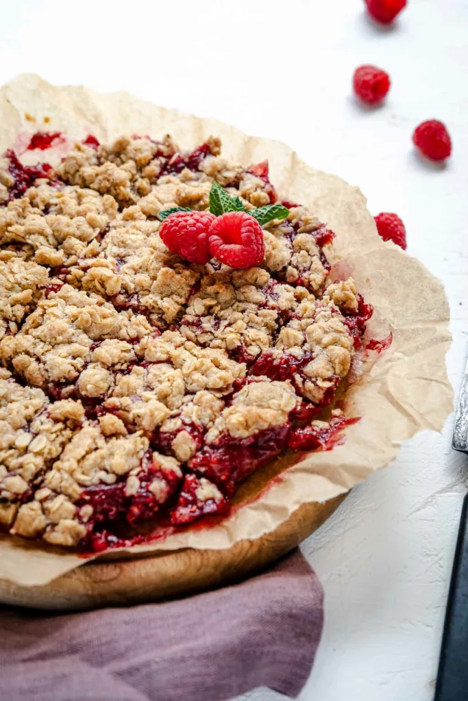 Himbeer-Rhabarber-Streusel-Kuchen geschnitten
