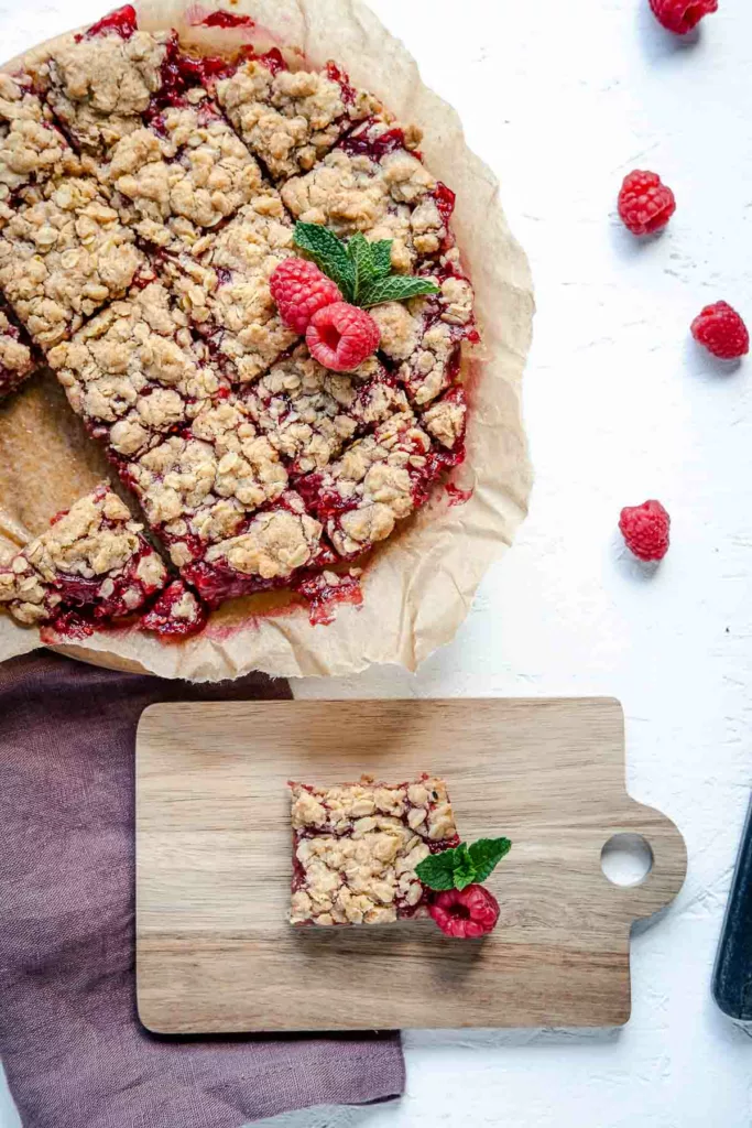 Himbeer-Rhabarber-Streusel-Kuchen serviert