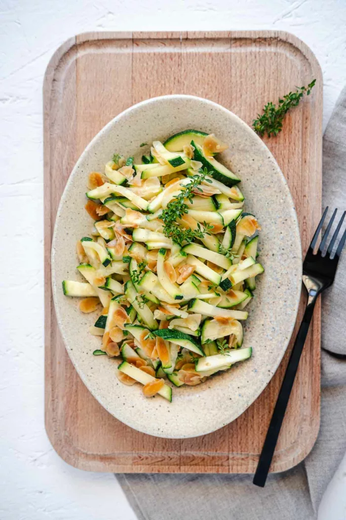 5-Minuten Mandel-Zucchini mit Zitrone auf Holzbrett
