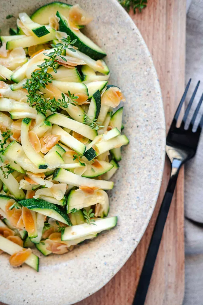 5-Minuten Mandel-Zucchini mit Zitrone auf Teller serviert