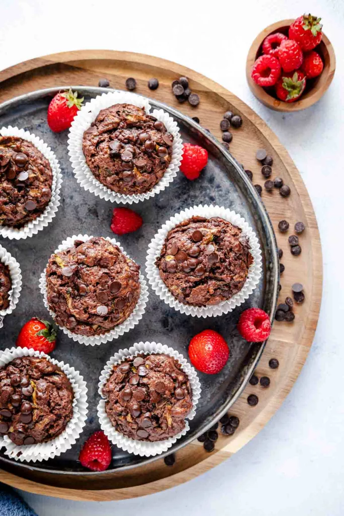 Double Chocolate Zucchini Muffins mit Erdbeeren und Himbeeren