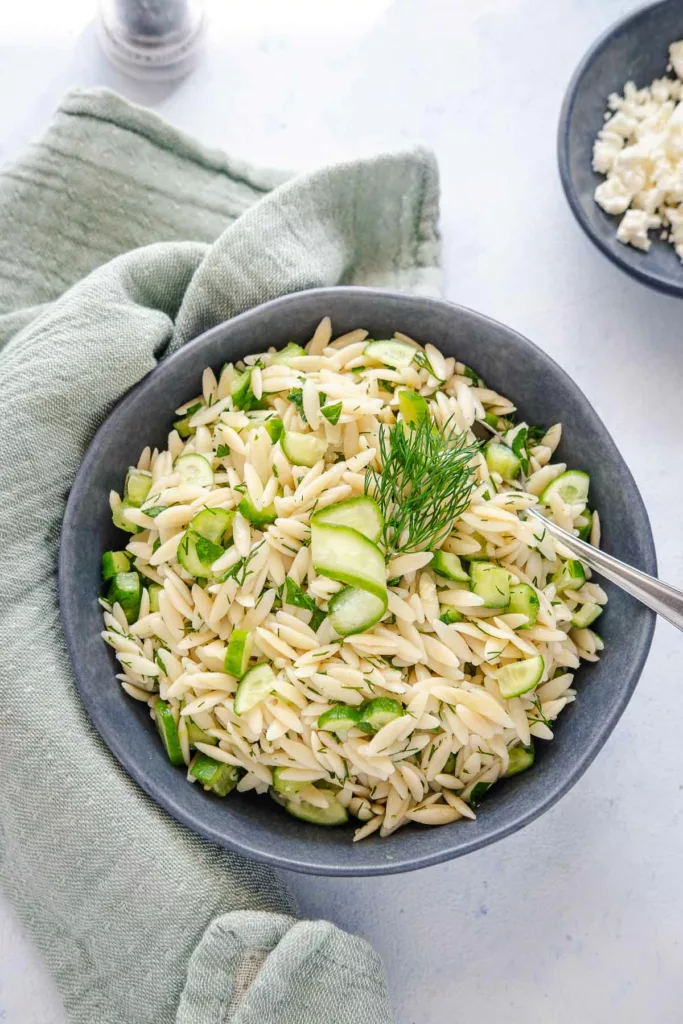 Zitroniger Gurken-Orzo-Salat