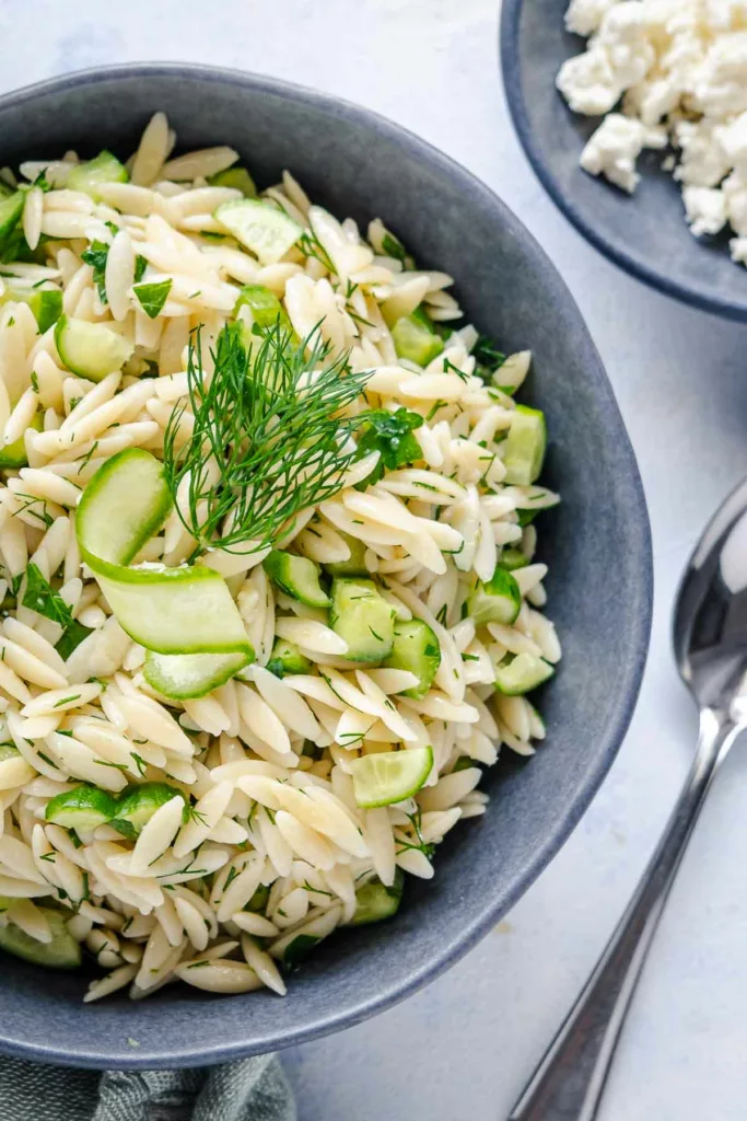 Zitroniger Gurken-Orzo-Salat in Nahaufnahme