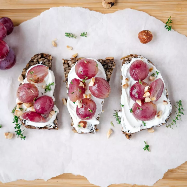 Trauben-Ziegenfrischkäse-Crostini