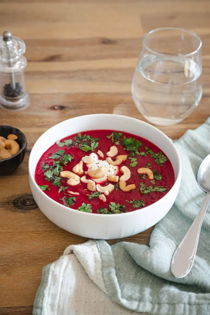 Rote-Bete-Suppe mit Schmand und Cashewkerne