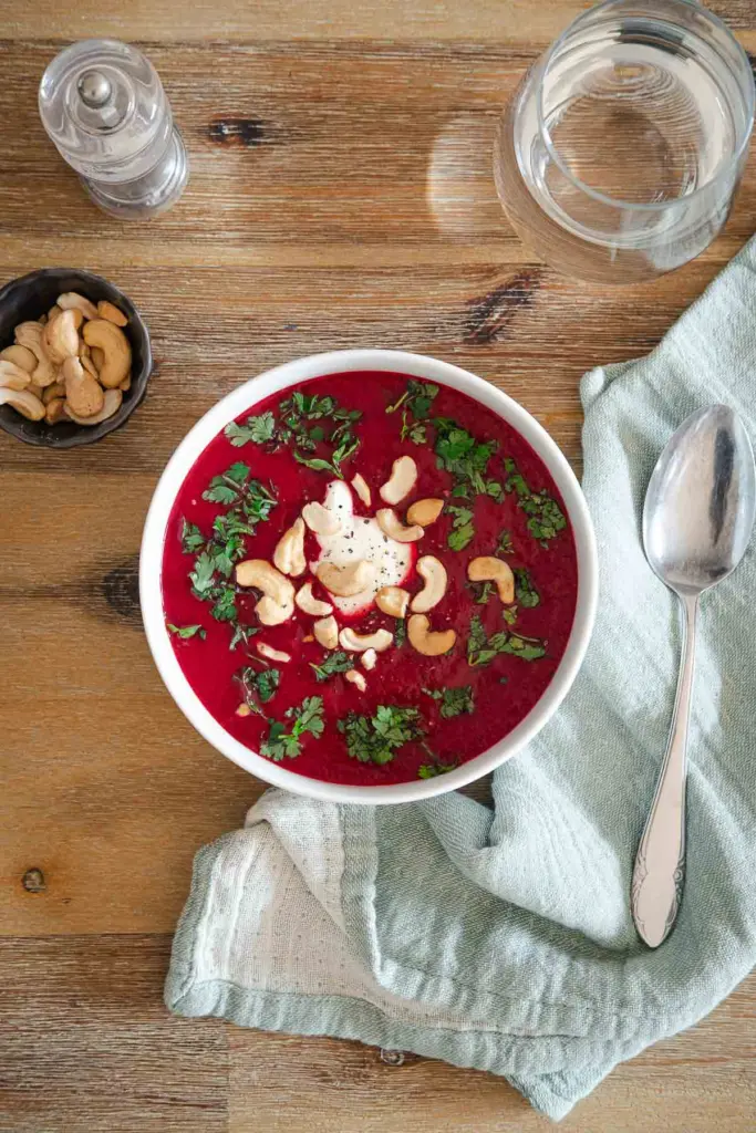 Rote-Bete-Suppe mit Schmand, Cashewkerne und Petersilie